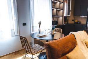 een woonkamer met een tafel en een bank bij Suite milano brera in Milaan