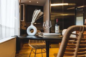 une cuisine avec une table, un vase et des chaises dans l'établissement Suite milano brera, à Milan