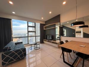 een woonkamer met een bank en een tafel bij Infini Suites@ The Robertson Bukit Bintang in Kuala Lumpur