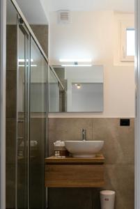 ein Bad mit einem Waschbecken und einem Spiegel in der Unterkunft Ca Rota house free parking in Lipomo