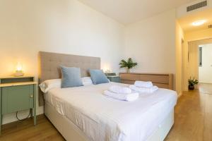 Krevet ili kreveti u jedinici u okviru objekta Allo Apartments Bonald Piscina - Parking 3 Habitaciones