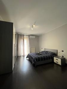 ein großes Schlafzimmer mit einem Bett und einem Fenster in der Unterkunft Cocciu D'Amuri in Sommatino