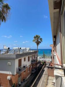 - une vue sur la plage depuis le balcon d'un bâtiment dans l'établissement Emma's House, à Cefalù