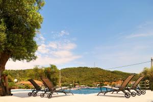 Bazén v ubytování Chronos Hotel nebo v jeho okolí