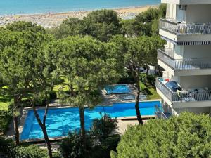 z góry widok na ośrodek z basenem i plażą w obiekcie Residenza Marco Polo w Lignano Sabbiadoro