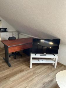a desk with a television on top of it at Apartment Topp adult only in Wangerland