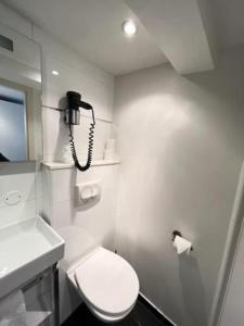 uma casa de banho com WC e um telefone na parede em Residence OLit Cathédrale em Estrasburgo