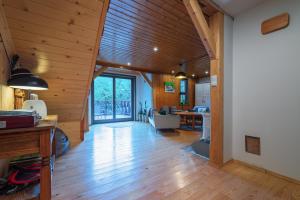salon z drewnianymi ścianami i drewnianą podłogą w obiekcie Willa Lavinka w Zawoi