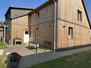 a wooden building with a picnic table next to it at Urlaub auf dem Land in Triepkendorf