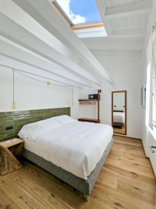una camera con letto e lucernario di Il Caruggio Flat a Varazze