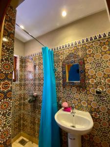 W łazience znajduje się umywalka i prysznic. w obiekcie DAR EL HACHIMI EL IDRISSI w mieście Ourika