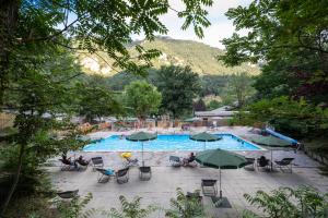 Výhled na bazén z ubytování Huttopia Gorges du Tarn nebo okolí