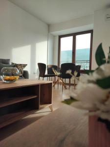 een woonkamer met een tafel en stoelen bij Grand View Apartment in Skopje