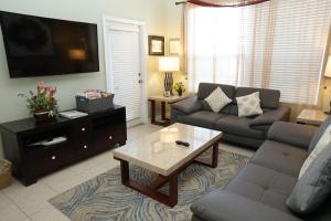 un soggiorno con divano e tavolino da caffè di Windsor Hills Resort- 405 a Orlando