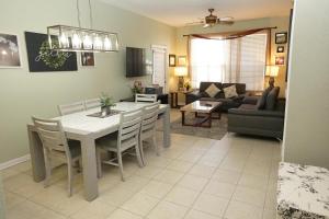 una cucina e un soggiorno con tavolo e sedie di Windsor Hills Resort- 405 a Orlando