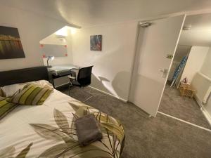 une chambre avec un lit et un bureau et une chambre avec une porte dans l'établissement 2 Bed 1st Floor Flat near Centre, à Nottingham