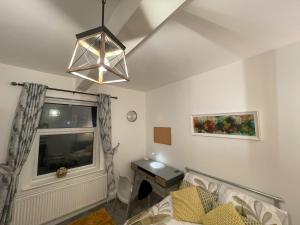 sala de estar con sofá y ventana en 2 Bed 1st Floor Flat near Centre, en Nottingham