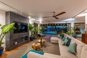 ein Wohnzimmer mit Couch und Kamin in der Unterkunft BARCELONA´S TROPICAL OASIS in Sant Just Desvern