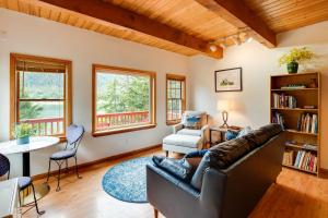 ein Wohnzimmer mit einem Sofa und einem Tisch in der Unterkunft Juneau Vacation Home Stunning View and Beach Access in Mendenhaven