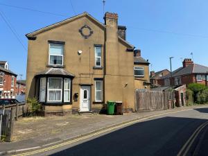 una vieja casa de ladrillo al lado de una calle en 2 Bed 1st Floor Flat near Centre en Nottingham