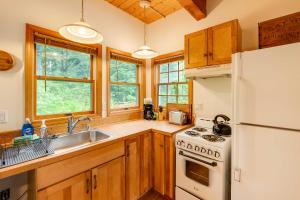 Dapur atau dapur kecil di Juneau Vacation Home Stunning View and Beach Access +23 gambar