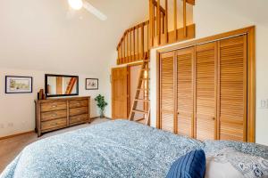 Ένα ή περισσότερα κρεβάτια σε δωμάτιο στο Juneau Vacation Home Stunning View and Beach Access +23 φωτογραφίες