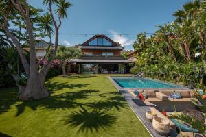 ein Hinterhof mit einem Swimmingpool und einem Haus in der Unterkunft BARCELONA´S TROPICAL OASIS in Sant Just Desvern