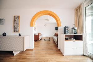 a living room with an archway and a room with a couch at House on Lake/ HL in Därligen