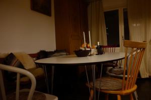 a table in a living room with a table and chairs at Bolinderbyn in Järfälla