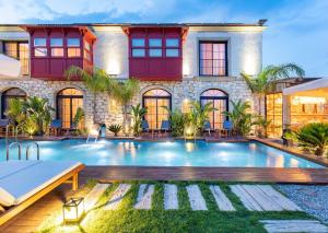 a swimming pool in front of a house at Dmira Alacati in Alaçatı