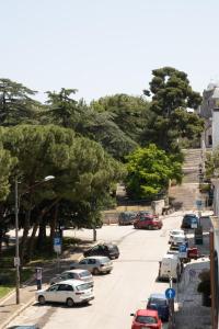 une rue avec des voitures garées dans un parking dans l'établissement Dimore Storiche Casalnuovo, à Conversano