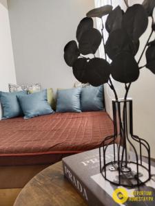 un soggiorno con divano e tavolo con piante di F524 Place at SMDC Cheer Residences by Lee Portum a Marilao