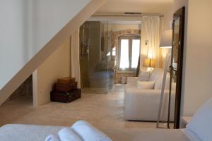 Dimore Storiche Casalnuovo في كونفيرسانو: غرفة بها درج مع غرفة معيشة