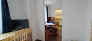 Télévision ou salle de divertissement dans l'établissement Apartmány u Bernardů