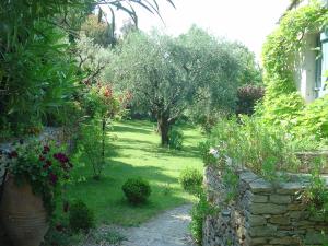 Κήπος έξω από το Villa & piscine, Calme Absolu, Jardin Spacieux