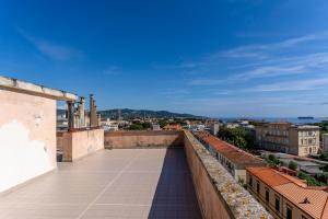 - une vue sur la ville depuis le toit d'un bâtiment dans l'établissement Livorno - Sea View Apartment!, à Livourne