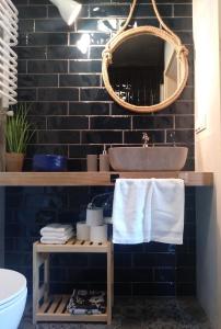 La salle de bains est pourvue d'un lavabo et d'un miroir. dans l'établissement Apartamenty Zielone Drzwi, à Kruklanki