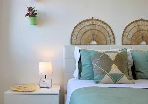 ein Schlafzimmer mit einem Bett und einem Nachttisch mit einer Lampe in der Unterkunft Plano C 2 Oporto Downtown in Porto