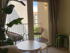 um quarto com uma varanda com uma mesa e cadeiras em Apartamento Vicaño - PLAYA SILGAR em Sanxenxo