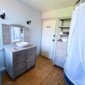 Montgaillard-de-SaliesにあるBaladousのバスルーム(洗面台、鏡付)
