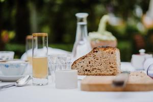 un tavolo con una pagnotta di pane e una bottiglia di vino di Ottmanngut Suite and Breakfast a Merano