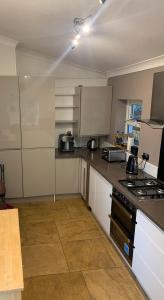 Cucina o angolo cottura di Strawberry Fields - CENTRAL TORQUAY