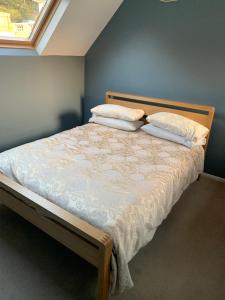 una camera da letto con un letto con due cuscini e una finestra di Strawberry Fields - CENTRAL TORQUAY a Torquay