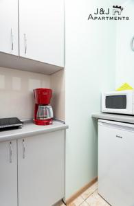 Kuchyňa alebo kuchynka v ubytovaní J&J Apartments, Szeroka 25, Apartament 14