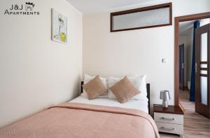 Posteľ alebo postele v izbe v ubytovaní J&J Apartments, Szeroka 25, Apartament 14
