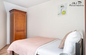 Posteľ alebo postele v izbe v ubytovaní J&J Apartments, Szeroka 25, Apartament 14