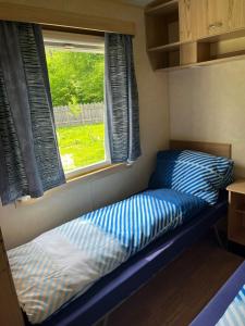 מיטה או מיטות בחדר ב-Ferien Tiny Haus am Waldrand