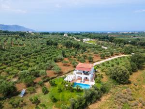una vista aérea de una casa en un campo en Villa Eirini Lake Kournas 3 bed and pool Chania, en Mouríon
