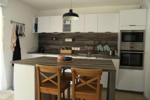 Kuchyň nebo kuchyňský kout v ubytování Appartement T3 (plain-pied) et son jardin privatif clos à Vieux Boucau