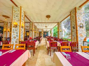 En restaurant eller et andet spisested på Zehra Tatil Köyü- Halal All Inclusive